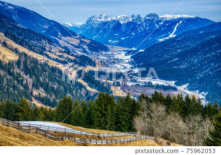 Valley on the border Valley on the border 75962053