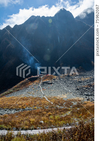 北阿爾卑斯、前穗高岳從北穗高岳方向出發、烏澤太陽馬戲團、烏澤赫特煙、帳篷區、山路。藍天白雲 北阿爾卑斯、前穗高岳從北穗高岳方向出發、烏澤太陽馬戲團、烏澤赫特煙、帳篷區、山路。藍天白雲 75962087