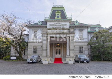 Foreign car that stops in front of the mansion 75962696