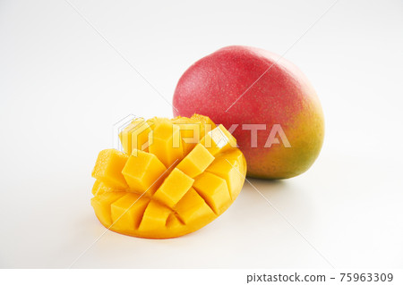 在白色背景上的蘋果芒果 在白色背景上的蘋果芒果 75963309