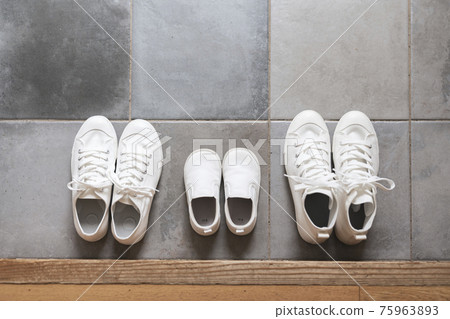 運動鞋在入口處排隊,男士、女士、兒童 運動鞋在入口處排隊,男士、女士、兒童 75963893