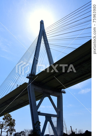 大阪天保山大橋斜拉橋從下往上看 75963980