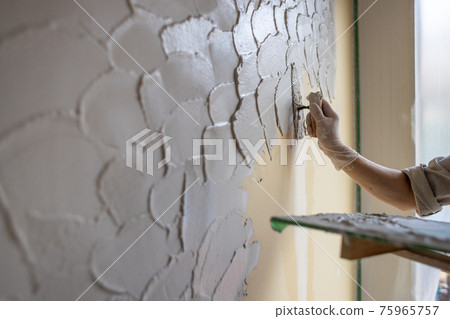 Diatomaceous earth is being sewn at the construction site of a newly built single-family house Diatomaceous earth is being sewn at the construction site of a newly built single-family house 75965757