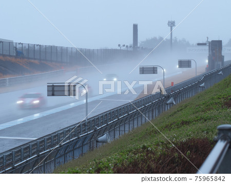 Car racing heavy wet water screen 75965842