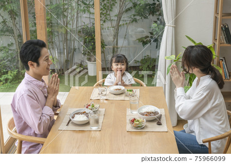 餐桌上供應的家庭餐的圖片 75966099