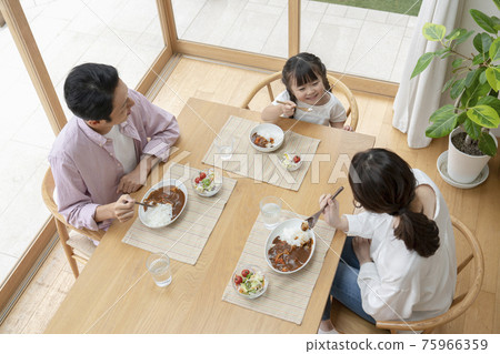 Image of a family of three 75966359