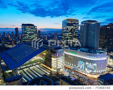 大阪梅田從阪急格蘭德大廈看到的JR大阪站附近 大阪梅田從阪急格蘭德大廈看到的JR大阪站附近 75966540