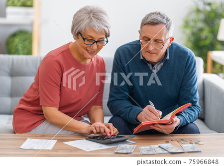 couple managing the family budget 75966848
