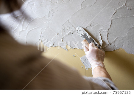 Diatomaceous earth is being sewn at the construction site of a newly built single-family house Diatomaceous earth is being sewn at the construction site of a newly built single-family house 75967125