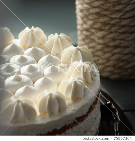 sponge cake in a souffle 75967304