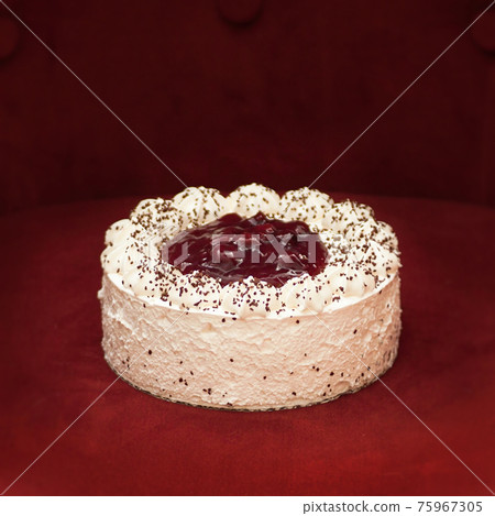 sponge cake in a souffle 75967305
