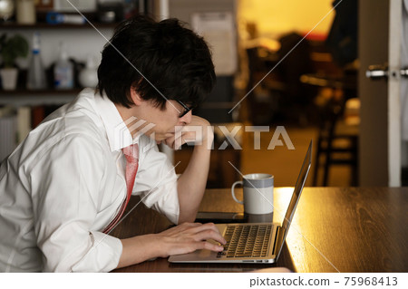 Businessman overtime Businessman overtime 75968413