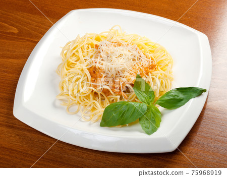 Spaghetti carbonara pasta 75968919