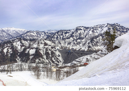 [Okutadami Maruyama Ski Resort] A view of the Okutadami Dam from the Yazaki slope (spring skiing) 75969112