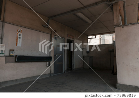 Nankai Shiomibashi Line Kizugawa Station Inside the station building [Osaka City] 75969819