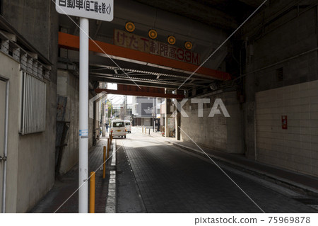 A dim tunnel under the overpass of JR Ashiharabashi Station [Osaka City] 75969878
