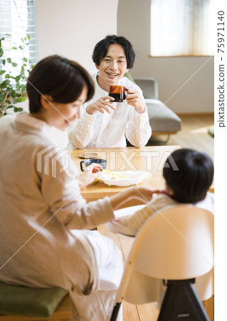 The dining table that surrounds the baby The dining table that surrounds the baby 75971140