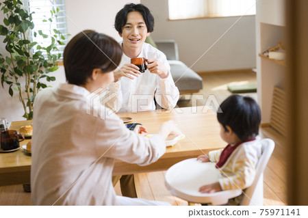 圍著寶寶的餐桌 圍著寶寶的餐桌 75971141