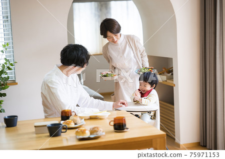 圍著寶寶的餐桌 75971153