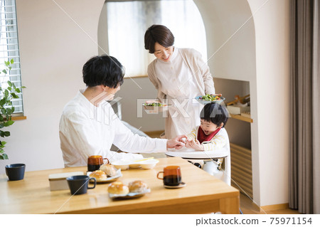 圍著寶寶的餐桌 75971154