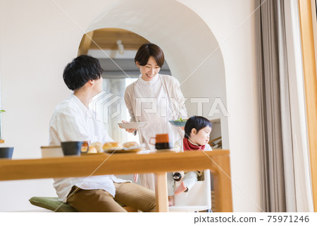 The dining table that surrounds the baby 75971246