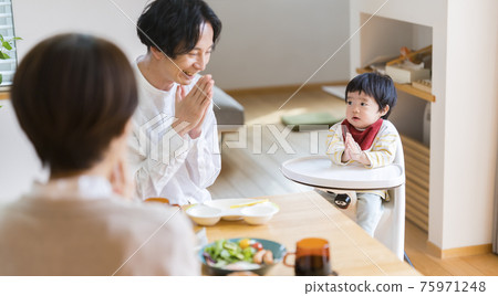 圍著寶寶的餐桌 圍著寶寶的餐桌 75971248