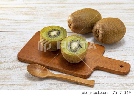 在一張白色木桌上安置的成熟綠色獼猴桃 75971349