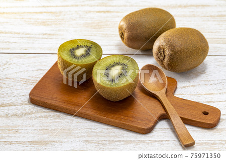 在一張白色木桌上安置的成熟綠色獼猴桃 75971350