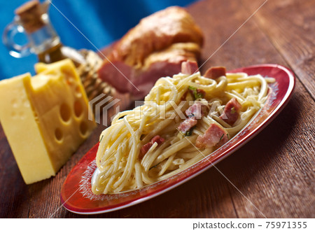Spaghetti Carbonara Spaghetti Carbonara 75971355
