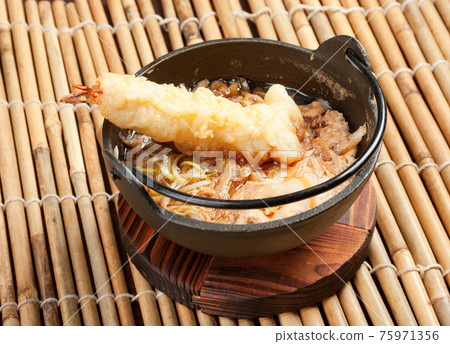 prawn noodles sup with dumpling 75971356