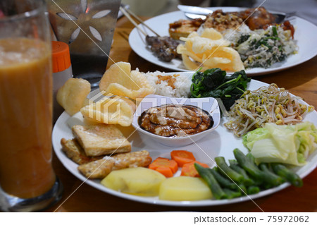 Gado-gado，一種來自印度尼西亞巴厘島烏布當地 Warung 的果汁。 75972062