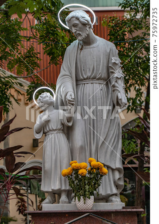 Statue of St. Joseph and the Child Jesus.  The Huyen Sy church, Saigon, Vietnam. 75972735