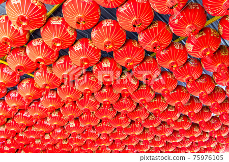 Red decorative lanterns hang on the ceiling. Series of traditional lamps on the roof. Red decorative lanterns hang on the ceiling. Series of traditional lamps on the roof. 75976105