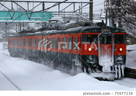 冬季北信濃線115系列車（湘南色：長野⇔妙高高原） 75977138