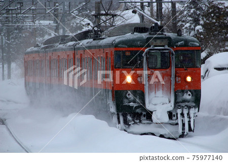 冬季北信濃線115系列車(湘南色:長野⇔妙高高原) 冬季北信濃線115系列車(湘南色:長野⇔妙高高原) 75977140
