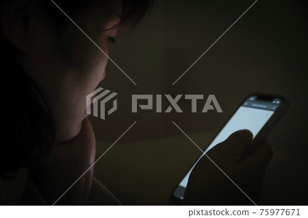 一個操作智能手機的女人 一個操作智能手機的女人 75977671