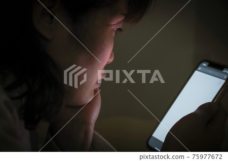 一個操作智能手機的女人 75977672