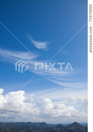 White clouds in the refreshing blue sky seen from the top of the mountain White clouds in the refreshing blue sky seen from the top of the mountain 75978000