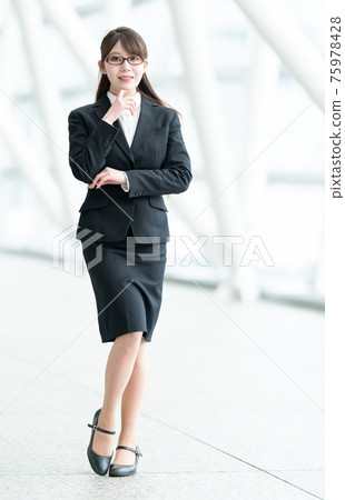 女商人全身 75978428