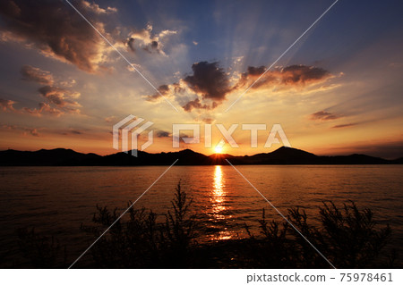西海上絢麗的日出 75978461