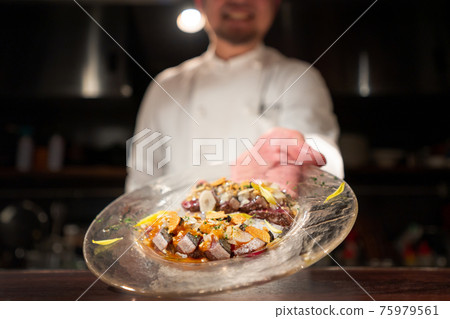 在廚房做飯的廚師 75979561