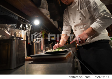 在廚房做飯的廚師 75979564