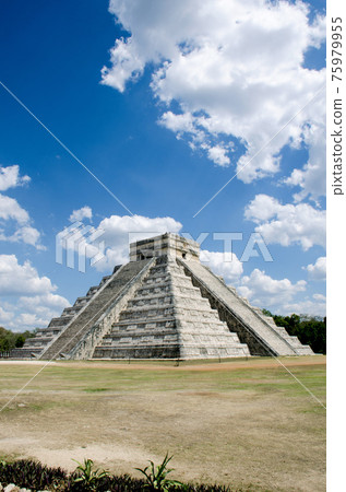 The kukulcan temple at Chichen Itza, Wonder of the World The kukulcan temple at Chichen Itza, Wonder of the World 75979955