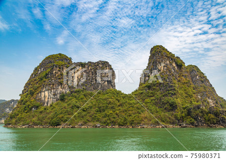 Halong bay, Vietnam Halong bay, Vietnam 75980371