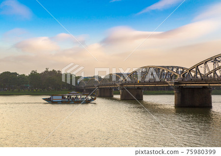Cau Truong Tien bridge in Hue, Vietnam 75980399