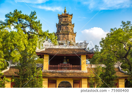 Thien Mu Pagoda in Hue, Vietnam 75980400