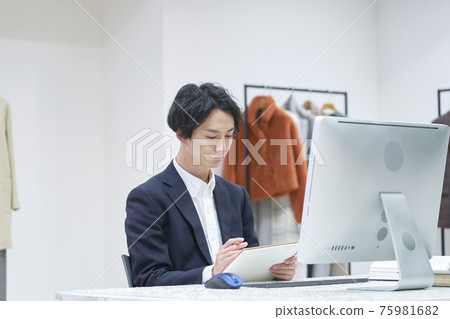 時裝設計師在辦公室工作 75981682