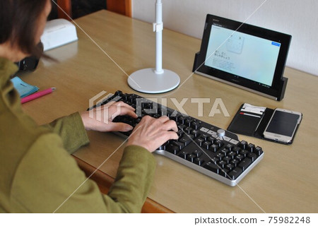 女人在家工作 75982248