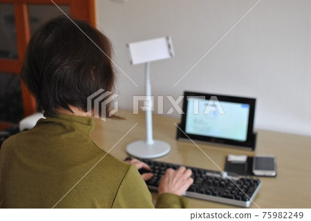 女人在家工作 75982249