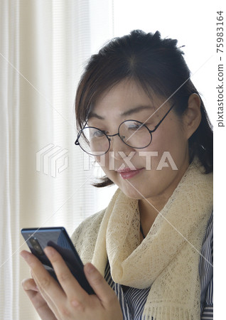 在工作室里為 40 多歲的女性拍攝肖像 在工作室里為 40 多歲的女性拍攝肖像 75983164